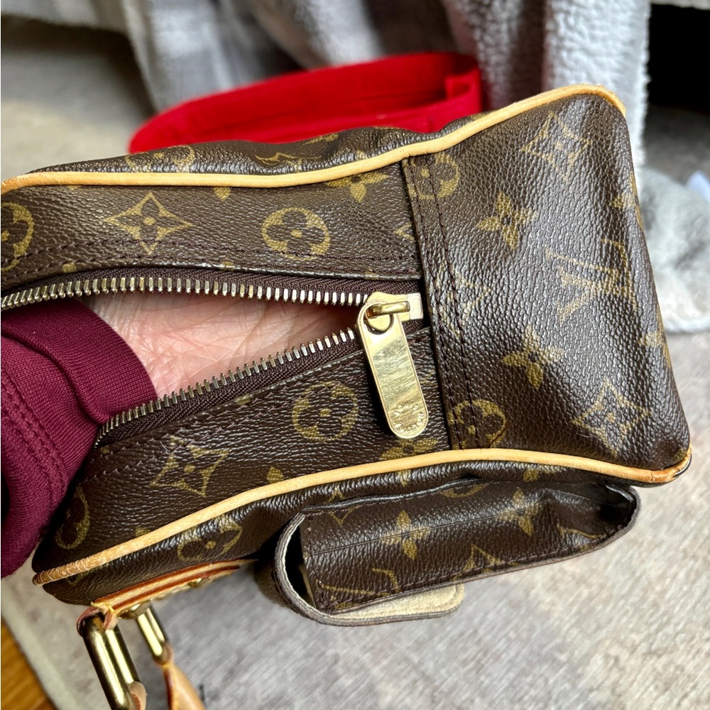 Louis Vuitton Manhattan PM - Picture 11 of 16